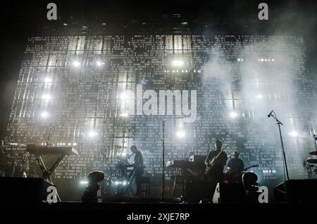 Massive Attack tritt beim Release Athens Festival in Plateia Nerou/Griechenland im Juli 2024 auf Stockfoto