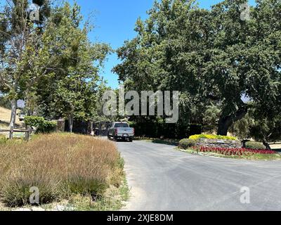 Santa Ynez, Kalifornien, USA. Juli 2024. Die Neverland Ranch wurde am 16. Juli 2024 von Feuerwehrleuten gerettet, die nach zwei Wochen nur zu 50 Prozent eingedämmt wurden. Die Ranch wurde gerettet, aber die Aussicht auf die Berge war verkohlt. (Kreditbild: © Amy Katz/ZUMA Press Wire) NUR REDAKTIONELLE VERWENDUNG! Nicht für kommerzielle ZWECKE! Stockfoto