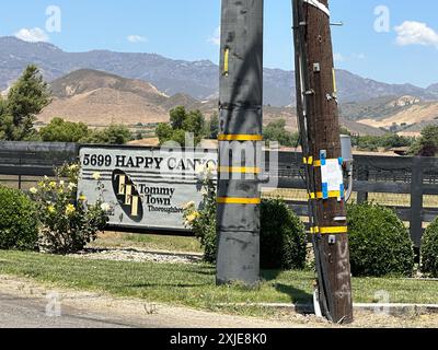 Santa Ynez, Kalifornien, USA. Juli 2024. HAPPY CANYON ROAD während des Lake Fire, mit verkohlten Bergen des Los Padres National Forest im Hintergrund. (Kreditbild: © Amy Katz/ZUMA Press Wire) NUR REDAKTIONELLE VERWENDUNG! Nicht für kommerzielle ZWECKE! Stockfoto