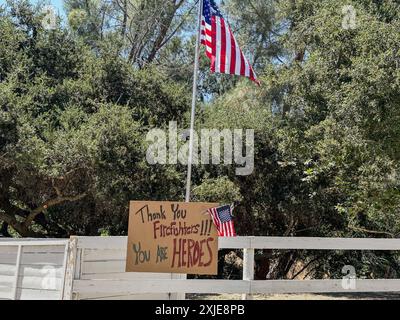 Santa Ynez, Kalifornien, USA. Juli 2024. Vielen Dank an die Feuerwehrleute! Ihr seid Heldenschild auf der HAPPY CANYON ROAD während des Lake Fire und eine amerikanische Flagge. (Kreditbild: © Amy Katz/ZUMA Press Wire) NUR REDAKTIONELLE VERWENDUNG! Nicht für kommerzielle ZWECKE! Stockfoto