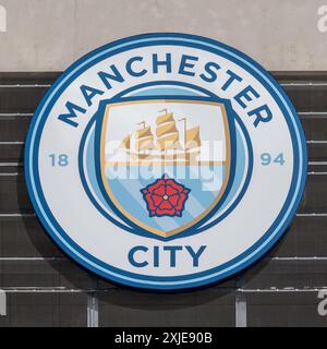 Manchester, Großbritannien. 07.17.2024 Manchester Citys Logo und Abzeichen vor dem Etihad Stadium. Juli 2024. Stockfoto