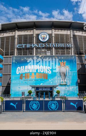 Manchester, Großbritannien. 07.17.2024 Manchester Citys Logo und Abzeichen vor dem Etihad Stadium. Juli 2024. Stockfoto