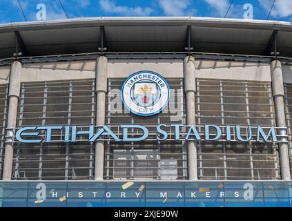 Manchester, Großbritannien. 07.17.2024 Manchester Citys Logo und Abzeichen vor dem Etihad Stadium. Juli 2024. Stockfoto