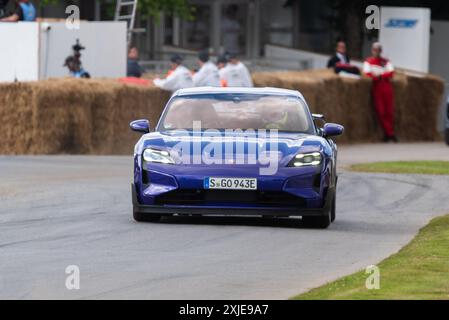 2024 Porsche Taycan Turbo GT Elektroauto fährt beim Goodwood Festival of Speed 2024 Motorsport Event in West Sussex, Großbritannien, die Bergsteige hinauf Stockfoto