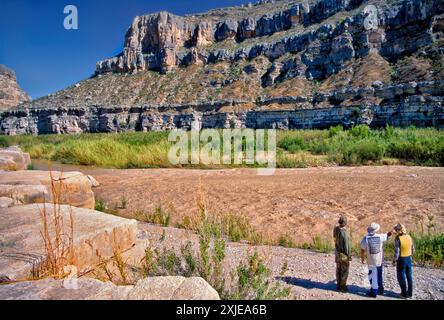 Kanufahrer erkunden die San Francisco Canyon Rapids, die unteren Schluchten von Rio Grande, Texas, USA Stockfoto