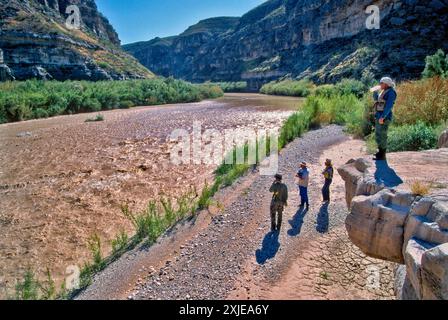 Kanufahrer erkunden die San Francisco Canyon Rapids, die unteren Schluchten von Rio Grande, Texas, USA Stockfoto