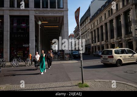 Friedrichstraße, Kultur- und Einkaufsstraße im Zentrum Berlins, die den Kern der Friedrichstadt bildet und den Namen des Bahnhofs Friedrichstraße trägt. Stockfoto