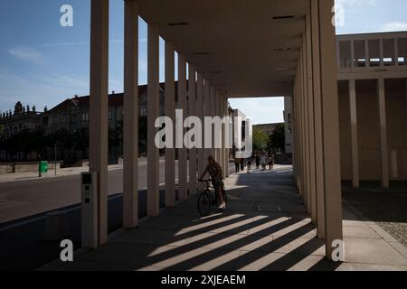 James-Simon-Galerie, zentral gelegenes Besucherzentrum und Kunstgalerie zwischen dem rekonstruierten Neuen Museum und dem Kupfergrabenarm der Spree. Stockfoto