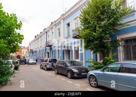 Tiflis, Georgien - 20. JUNI 2024: Straßenblick und traditionelle Architektur in Tiflis, der Hauptstadt Georgiens. Stockfoto