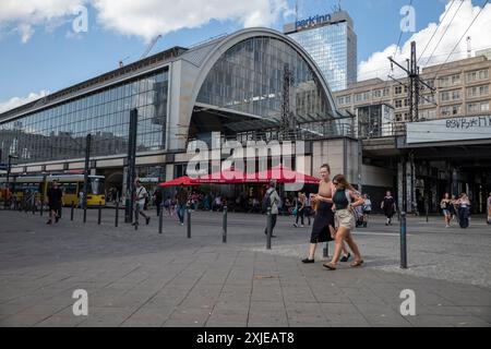 Alexanderplatz, ein beliebter Platz für Berliner, benannt nach dem russischen Zaren Alexander I., und wo 1848 die Märzrevolution stattfand. Stockfoto