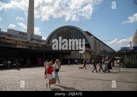 Alexanderplatz, ein beliebter Platz für Berliner, benannt nach dem russischen Zaren Alexander I., und wo 1848 die Märzrevolution stattfand. Stockfoto