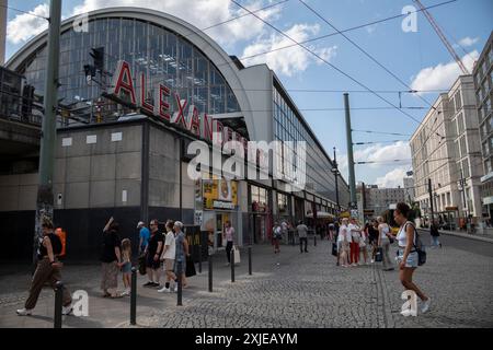 Alexanderplatz, ein beliebter Platz für Berliner, benannt nach dem russischen Zaren Alexander I., und wo 1848 die Märzrevolution stattfand. Stockfoto