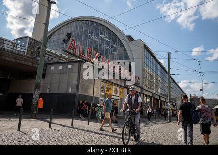 Alexanderplatz, ein beliebter Platz für Berliner, benannt nach dem russischen Zaren Alexander I., und wo 1848 die Märzrevolution stattfand. Stockfoto