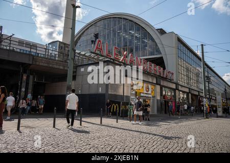 Alexanderplatz, ein beliebter Platz für Berliner, benannt nach dem russischen Zaren Alexander I., und wo 1848 die Märzrevolution stattfand. Stockfoto