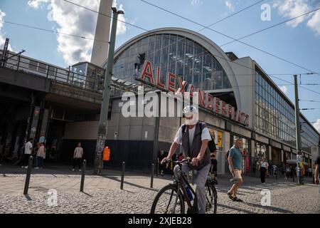 Alexanderplatz, ein beliebter Platz für Berliner, benannt nach dem russischen Zaren Alexander I., und wo 1848 die Märzrevolution stattfand. Stockfoto