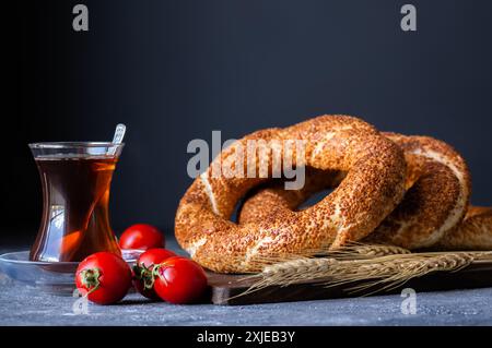 Traditioneller türkischer Bagel/Simit mit Sesam auf rustikalem Tisch, türkisches Frühstücksgebäck-Konzept Stockfoto