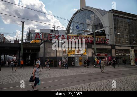 Alexanderplatz, ein beliebter Platz für Berliner, benannt nach dem russischen Zaren Alexander I., und wo 1848 die Märzrevolution stattfand. Stockfoto