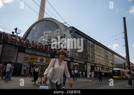 Alexanderplatz, ein beliebter Platz für Berliner, benannt nach dem russischen Zaren Alexander I., und wo 1848 die Märzrevolution stattfand. Stockfoto