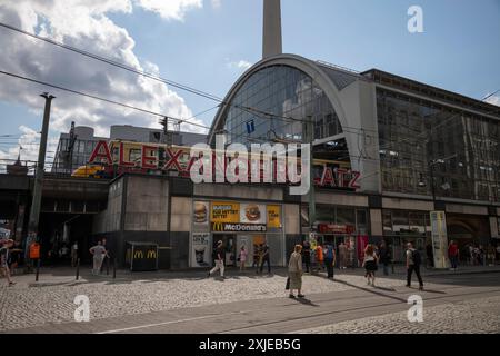 Alexanderplatz, ein beliebter Platz für Berliner, benannt nach dem russischen Zaren Alexander I., und wo 1848 die Märzrevolution stattfand. Stockfoto