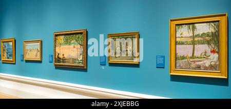 National Galleries of Scotland, Edinburgh, Schottland, Großbritannien, 18. Juli 2024. Neue Ausstellung: Ein irischer Impressionist: Lavery on Location. Die Sommerausstellung der National Galleries of Scotland in der Royal Scottish Academy. Gemälde zeigen die Sonne, das Meer und die Gesellschaft des späten 19. Und frühen 20. Jahrhunderts, betrachtet durch die Werke des berühmten Glasgow Boy, Sir John Lavery. Quelle: Sally Anderson/Alamy Live News Stockfoto