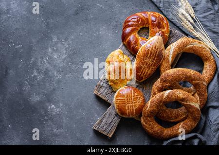 Traditionelles türkisches Gebäckkonzept, Pogaca, Bagel, auf rustikalem Tisch, berühmte Backwaren Stockfoto