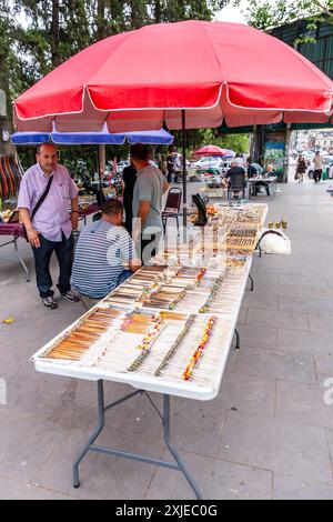 Tiflis, Georgien - 20. JUNI 2024: Gebrauchte, Vintage-Sammlerstücke an Verkaufsständen auf dem Dry Bridge Market in Tiflis, Georgien. Stockfoto