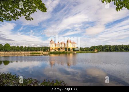 Das berühmte Schloss Moritzburg, Park, Schloss über dem See, Seebild im Wasser, deutsche Architektur, Deutschland Stockfoto