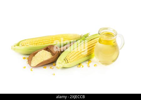 Maisöl und Maismehl mit frischen Maiskolben isoliert auf weißem Hintergrund, Maisnahrungsmittelzutaten Konzept Stockfoto