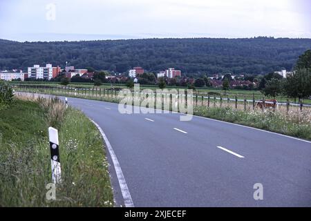 Zweites Strafverfahren wegen Mordes nach verbotenem Autorennen im Februar 2022 von einer Frau und einem Mann. Landgericht Hannover, Az. 40 KS 2/24, Bundesgerichtshof hat vor dem Urteil aufgehoben. Fahrtstrecke der Nebenkläger. Blick Richtung Egestorf. Beginn der anschließenden Linkskurve bei Kilometer 3,9. Barsinghausen Kirchdorf, Straße Kirchdorfer R Niedersachsen, Region Hannover Deutschland *** zweites Strafverfahren wegen Mordes nach illegalem Autorennen im Februar 2022 durch eine Frau und einen Mann Landgericht Hannover, Az 40 KS 2 24, BGH hat das bisherige Urteil R aufgehoben Stockfoto