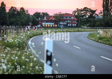 Zweites Strafverfahren wegen Mordes nach verbotenem Autorennen im Februar 2022 von einer Frau und einem Mann. Landgericht Hannover, Az. 40 KS 2/24, Bundesgerichtshof hat vor dem Urteil aufgehoben. Fahrtstrecke der beiden Angeklagten. Blick in Richtung Kirchdorf mit Unfallstelle im Hintergrund und Rechtskurve. Barsinghausen Kirchdorf, Straße Kirchdorfer R Niedersachsen, Region Hannover Deutschland *** zweites Strafverfahren wegen Mordes nach illegalem Autorennen im Februar 2022 durch eine Frau und einen Mann Landgericht Hannover, Az 40 KS 2 24, Bundesgerichtshof hat frühere Richter aufgehoben Stockfoto