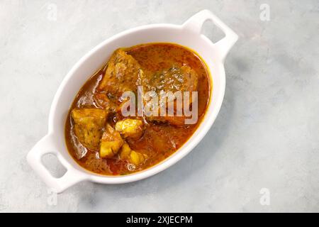 Indisches Essen. Hausgemachtes würziges und würziges dadha- oder Fadenfischcurry. Das berühmte Maharashtrian Red Fish Curry oder Kalvan wird mit Tomaten und Gewürzen hergestellt. Stockfoto