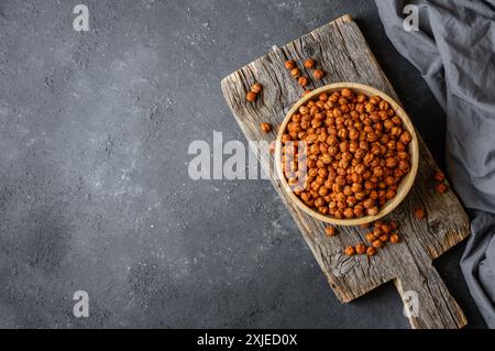 Gebratene gelbe Kichererbsen mit Chili-Pfeffersauce, traditionelle scharfe türkische Nuss, Lebblbi Stockfoto