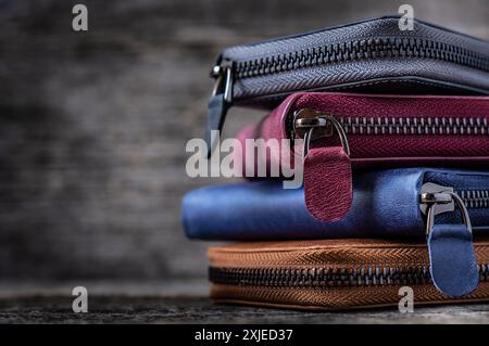 Farbenfrohe echtes Leder für Herren oder Frauen mit Reißverschluss, Leder-Industriekonzept Stockfoto