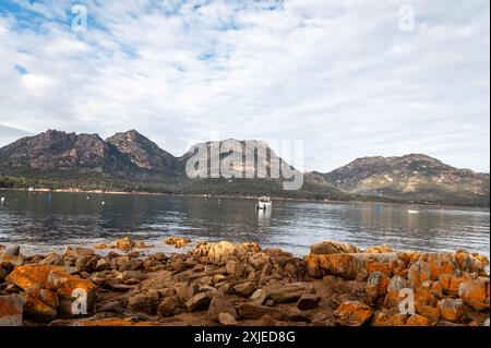 Die Gefahren sind ein Bergmassiv und Hauptfokus an der Coles Bay im Freycinet National Park an der Ostküste Tasmaniens, Australien. T Stockfoto