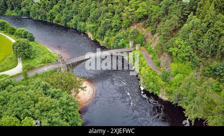 Craigellachie Bridge Gusseiserne Bogenbrücke über den Fluss Spey mit Fischern und Bäumen im Sommer Stockfoto