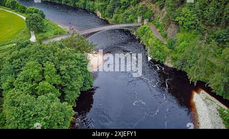 Craigellachie Bridge Telford gusseiserne Bogenbrücke über den Fluss Spey mit Fischern und Bäumen im Sommer Stockfoto