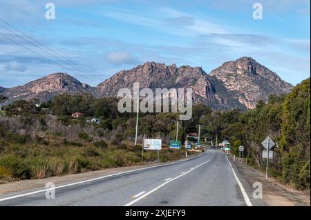 Die Gefahren sind ein Bergmassiv und Hauptfokus an der Coles Bay im Freycinet National Park an der Ostküste Tasmaniens, Australien. T Stockfoto