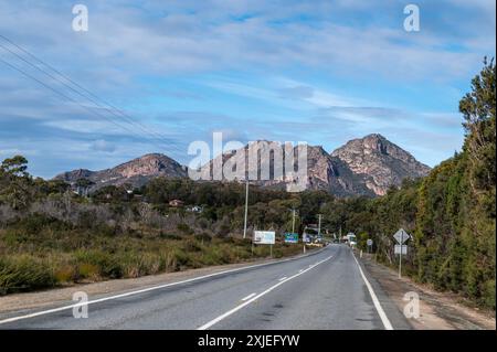 Die Gefahren sind ein Bergmassiv und Hauptfokus an der Coles Bay im Freycinet National Park an der Ostküste Tasmaniens, Australien. T Stockfoto