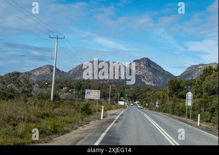 Die Gefahren sind ein Bergmassiv und Hauptfokus an der Coles Bay im Freycinet National Park an der Ostküste Tasmaniens, Australien. T Stockfoto