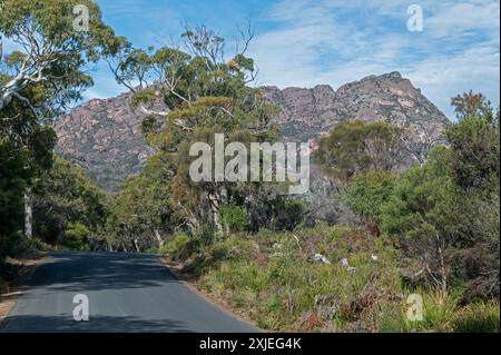 Am Freycinet Drive, einer Küstenstraße von Coles Bay. Die Berge sind die Gefahren, eine Gebirgskette und der Hauptfokussierungspunkt in der Coles Bay in der Fr. Stockfoto