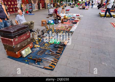 Tiflis, Georgien - 20. JUNI 2024: Gebrauchte, Vintage-Sammlerstücke an Verkaufsständen auf dem Dry Bridge Market in Tiflis, Georgien. Stockfoto