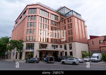 Tiflis, Georgien - 20. JUNI 2024: Außenfassade des Swissotels im Zentrum von Tiflis, der Hauptstadt Georgiens. Stockfoto