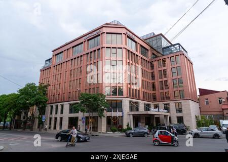 Tiflis, Georgien - 20. JUNI 2024: Außenfassade des Swissotels im Zentrum von Tiflis, der Hauptstadt Georgiens. Stockfoto