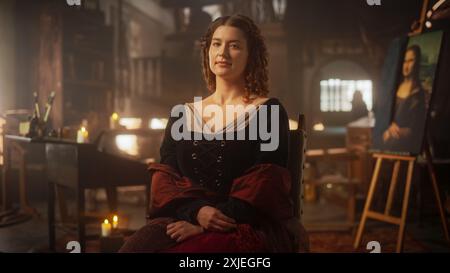 Renaissancezeit-Darstellung: Schöne junge Frau posiert für ein Porträt, schaut auf die Kamera und lächelt in einem Antiquitätenstudio. Historische Figur, inspiriert da Vincis Gemälde, die Mona Lisa Stockfoto