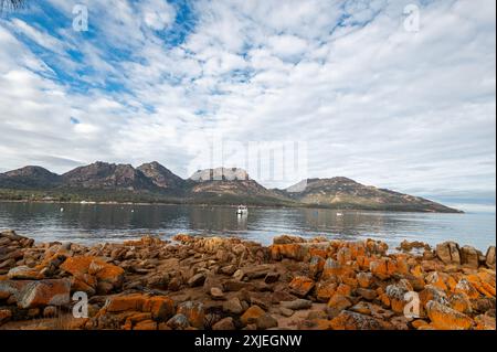 Die Gefahren sind ein Bergmassiv und Hauptfokus an der Coles Bay im Freycinet National Park an der Ostküste Tasmaniens, Australien. T Stockfoto