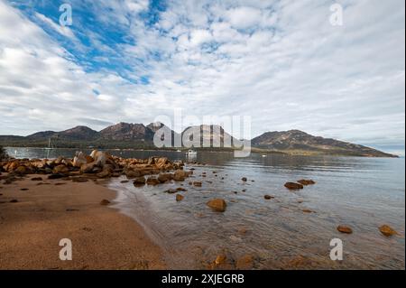 Die Gefahren sind ein Bergmassiv und Hauptfokus an der Coles Bay im Freycinet National Park an der Ostküste Tasmaniens, Australien. T Stockfoto