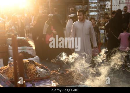 Kairo, Ägypten. Am 2. Juli 2024 Rauch aus brennendem Räucherstäbchen auf einem geschäftigen Markt im historischen islamischen Viertel von Kairo, Ägypten Stockfoto