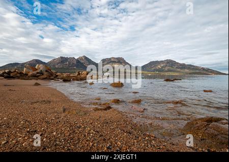 Die Gefahren sind ein Bergmassiv und Hauptfokus an der Coles Bay im Freycinet National Park an der Ostküste Tasmaniens, Australien. T Stockfoto