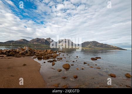 Die Gefahren sind ein Bergmassiv und Hauptfokus an der Coles Bay im Freycinet National Park an der Ostküste Tasmaniens, Australien. T Stockfoto