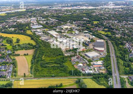 Luftbild, Duisburg-West, Gewerbegebiet Hochstraße, Möser Straße Landstraße L237, Waldstück, Bergheim, Duisburg, Ruhrgebiet, Nordrhein-Westfalen, Deutschland ACHTUNGxMINDESTHONORARx60xEURO *** Luftansicht, Duisburg West, Gewerbegebiet Hochstraße, Möser Straße Landstraße L237, Waldgebiet, Bergheim, Duisburg, Ruhrgebiet, Nordrhein-Westfalen, Deutschland ATTENTIONxMINDESTHONORARx60xEURO Stockfoto